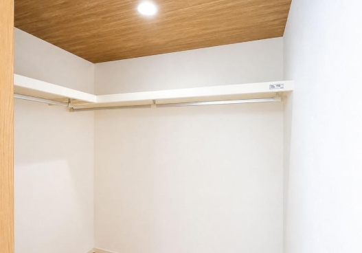 八王子市西片倉3丁目の中古戸建てのウォークインクローゼットの写真