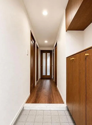 八王子市大塚の中古マンションの廊下の写真