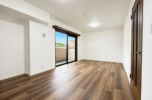 八王子市大塚の中古マンションのリビングの写真