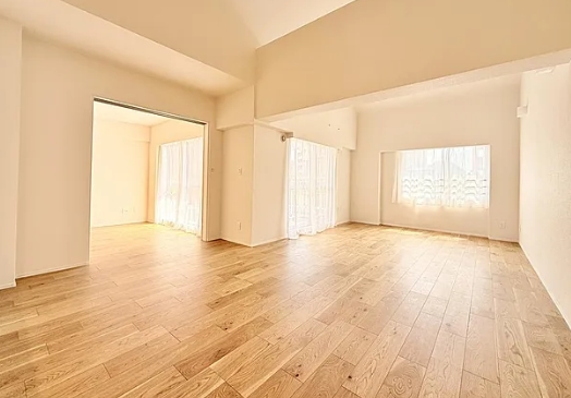 八王子市下柚木の中古マンションのリビングの写真