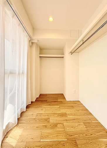 八王子市下柚木の中古マンションのウォークインクローゼットの写真