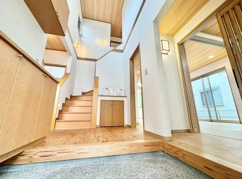 八王子市城山手1丁目の中古戸建ての玄関の写真