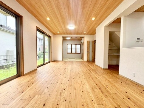 八王子市城山手1丁目の中古戸建てのリビングの写真