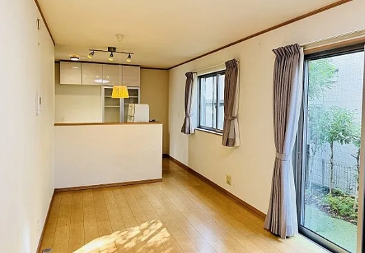 八王子市館町の中古戸建てのリビングの写真