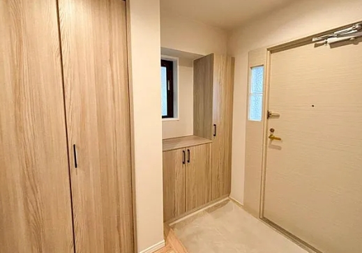 八王子市寺町の中古マンションの玄関の写真
