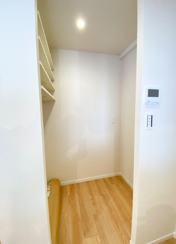 八王子市鑓水2丁目の中古マンションのパントリーの写真