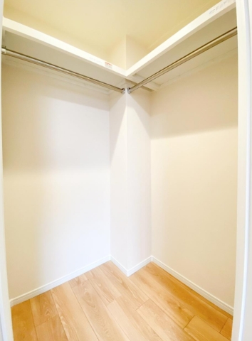 八王子市鑓水2丁目の中古マンションのウォークインクローゼットの写真