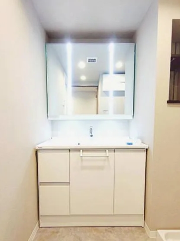 八王子市横山町の中古マンションの洗面化粧台の写真