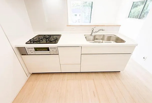 町田市薬師台1丁目の新築戸建ての5号棟のキッチンの写真