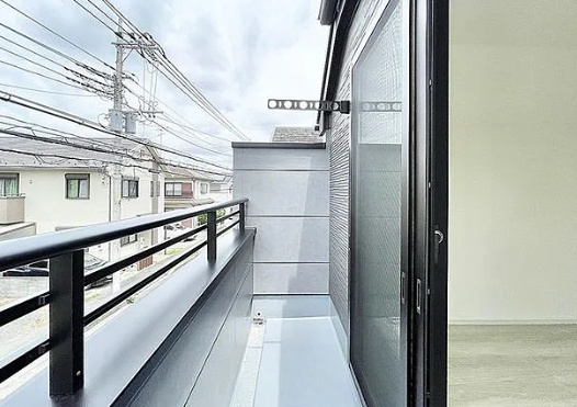 相模原市南区上鶴間4丁目の新築戸建てのバルコニーの写真