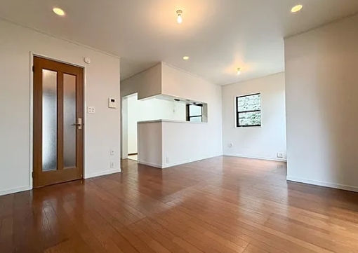 町田市小山町の中古戸建のリビングの写真
