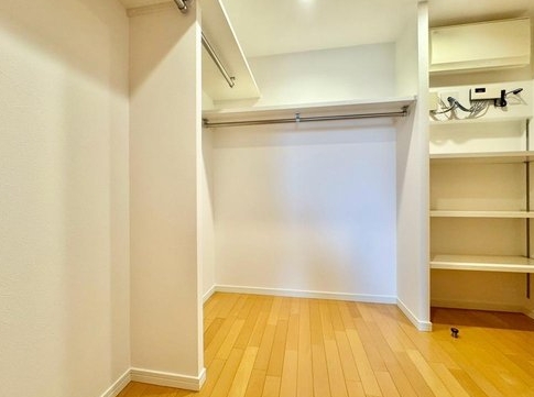 相模原市緑区下九沢中古マンションのウォークインクローゼットの写真